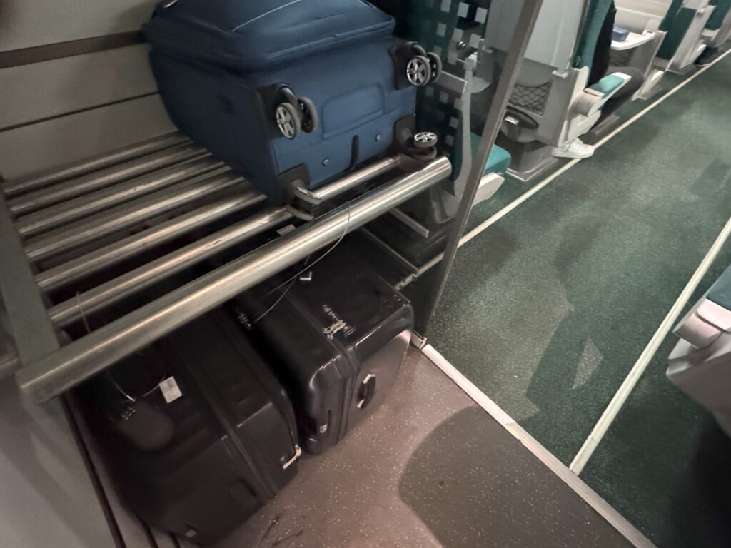 スペイン電車荷物置き場