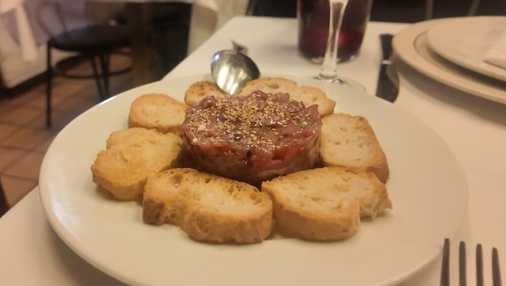 地元の人で人気のタパス料理カル・ペップのマグロのタルタル（タルタルデアツン）