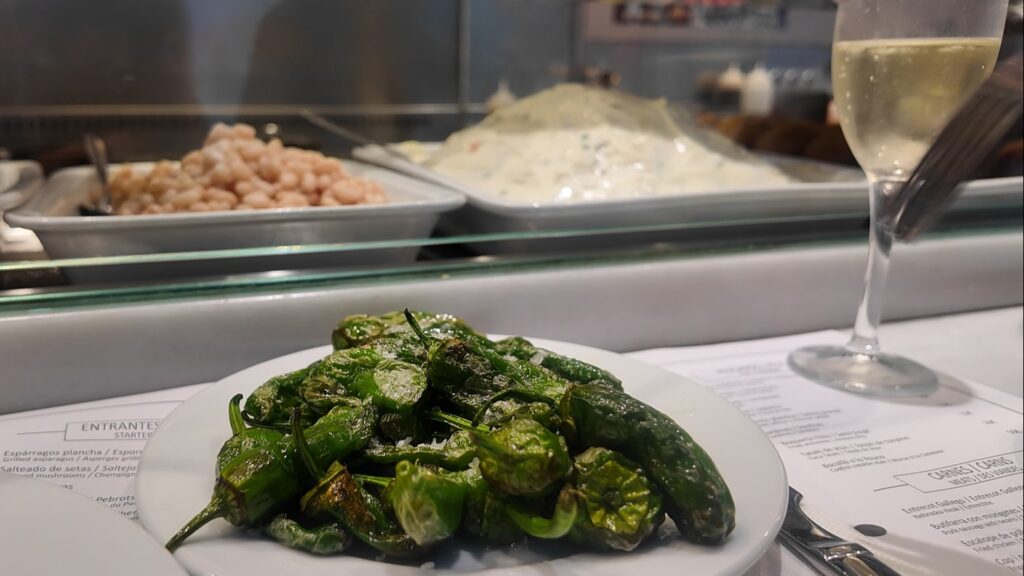ボケリア市場のKIOSKでししとうのグリルを食べる画像