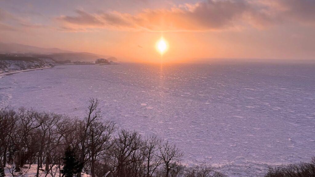 知床ウトロ漁協の夕日と流氷
